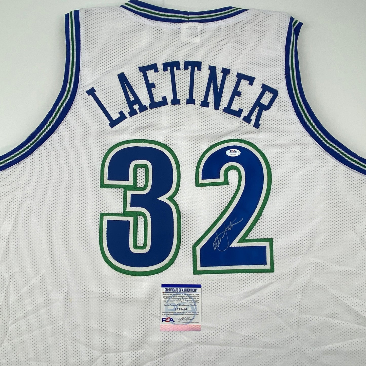 Autographed/Signed Christian Laettner Minnesota White Basketball Jersey PSA/DNA COA - Sport Cards
