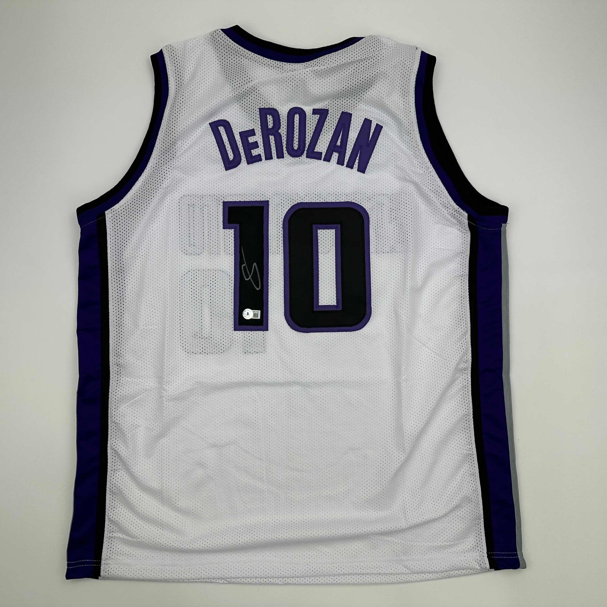 Autographed/Signed DeMar DeRozan Sacramento White Basketball Jersey Beckett BAS COA - Sport Cards