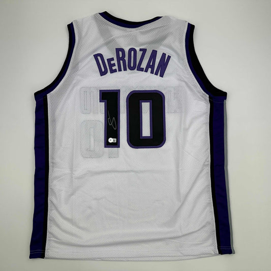 Autographed/Signed DeMar DeRozan Sacramento White Basketball Jersey Beckett BAS COA - Sport Cards
