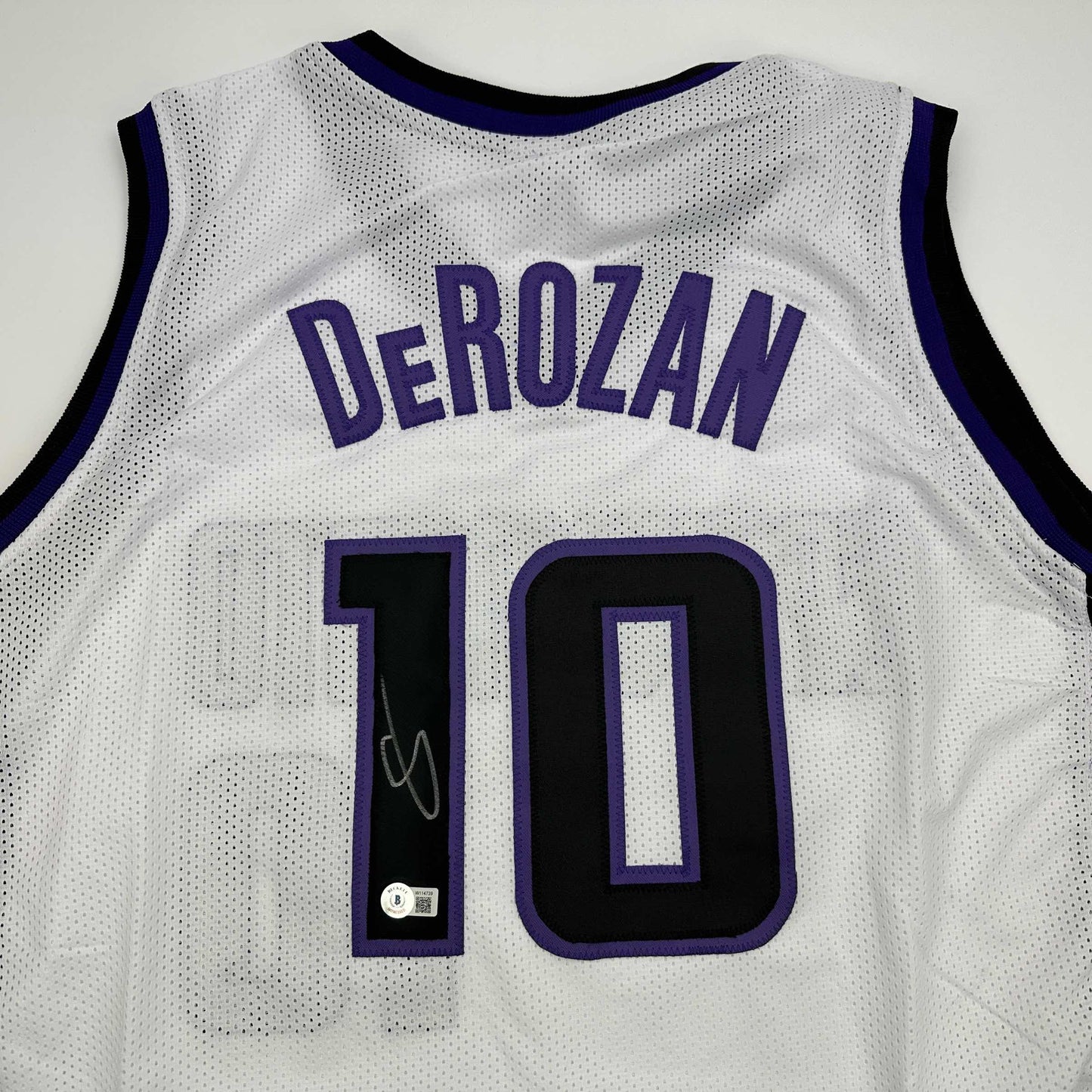 Autographed/Signed DeMar DeRozan Sacramento White Basketball Jersey Beckett BAS COA - Sport Cards