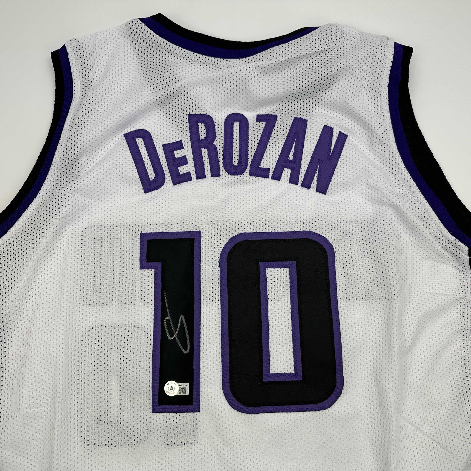 Autographed/Signed DeMar DeRozan Sacramento White Basketball Jersey Beckett BAS COA - Sport Cards